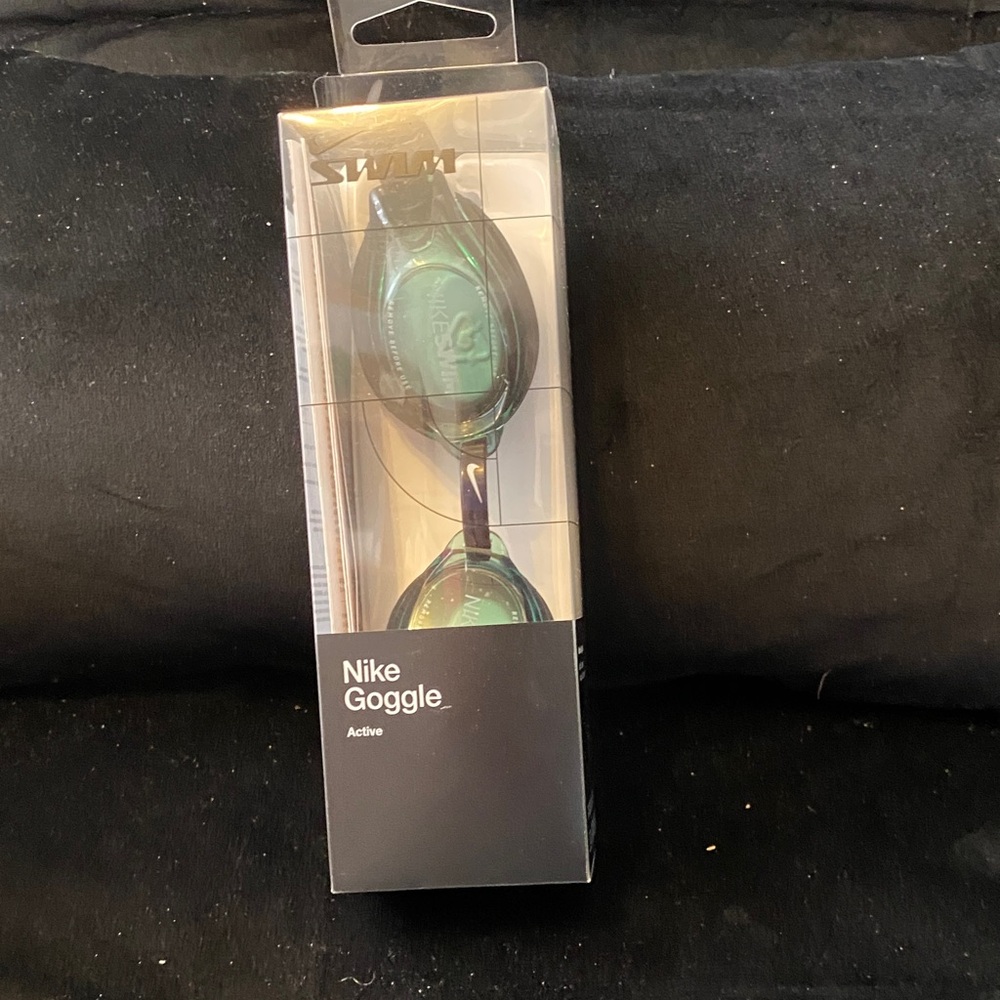 Nike Active Goggles in Black and Green